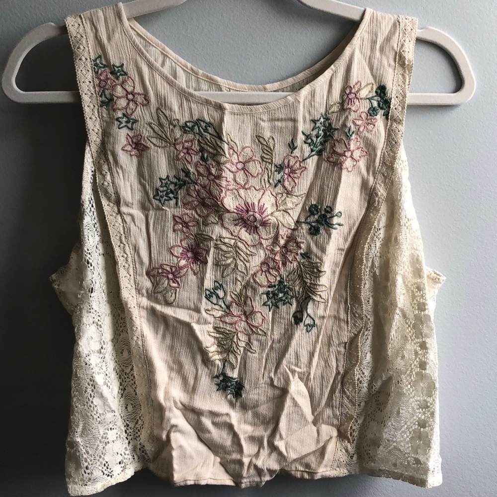 Floral and lace embroidered cropped box tank
